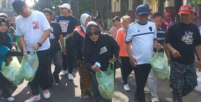 Paslon BAGUS Kampanyekan Buang Sampah pada Tempatnya di Lamongan