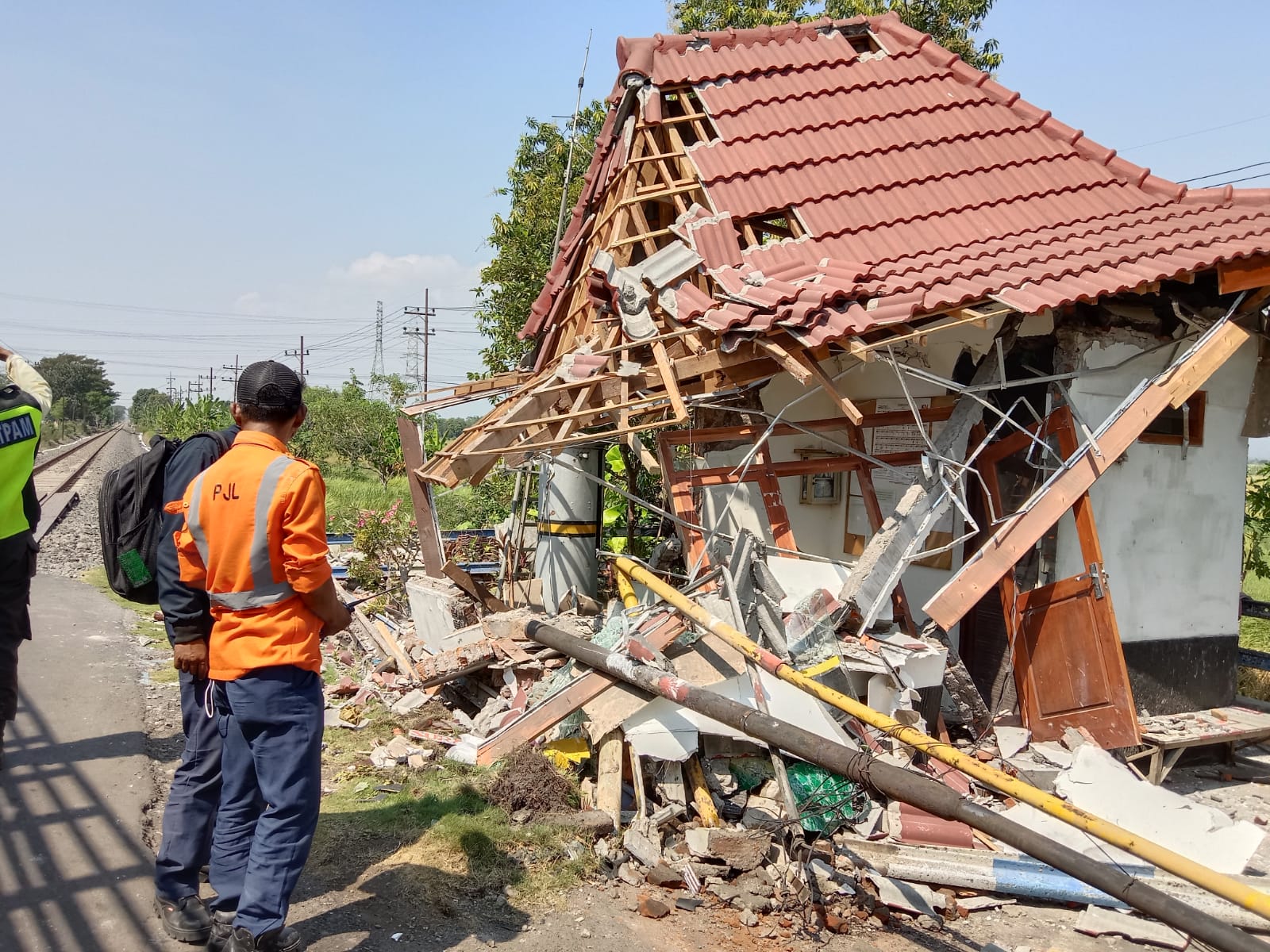 Pasca-Insiden Pos Tertabrak Bus di Mangkrengan, Ini Kata Humas KAI Daop 9 Jember