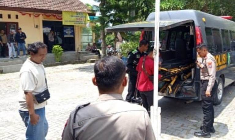 Camat Ngimbang Lamongan Pingsan saat Temui Demonstran