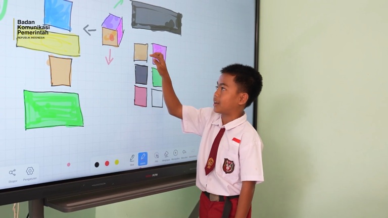 Guru di Bogor Ungkap Papan Digital Interaktif, Tingkatkan Semangat Belajar Siswa