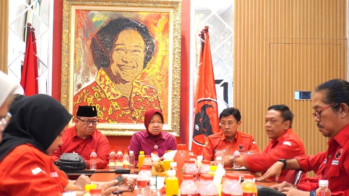 Datangi DPC PDI-P Surabaya, Risma: Saatnya Buktikan Siapa yang Benar-Benar Membela Rakyat