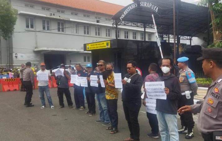 Kapolsek Bubutan Kawal Demonstran Desak Klarifikasi soal Ahmad Sahroni di Depan Mapolrestabes Surabaya