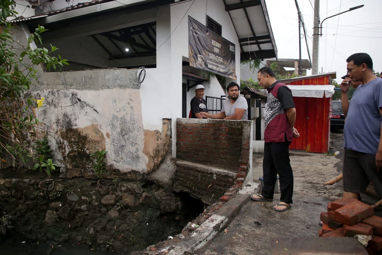 Dinilai Jadi Biang Banjir, Bangunan Rumah Warga Dukuh Kupang Barat Dibongkar