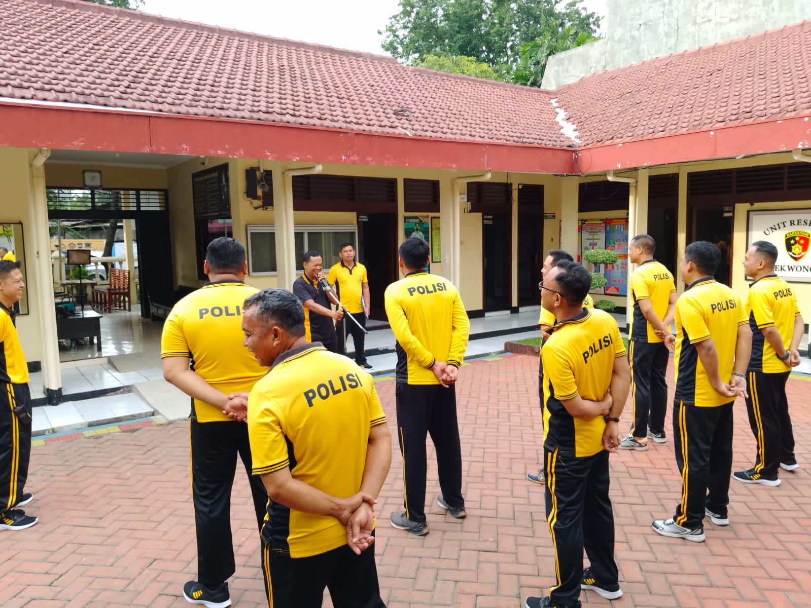 Apel Pagi dan Olahraga Bersama Anggota, Kapolsek Wonocolo Tekankan Pentingnya Kebugaran Jasmani