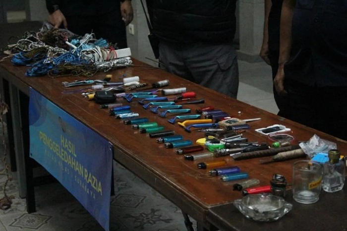 Razia Gabungan TNI-Polri, Temukan 53 Barang Terlarang di Rutan Surabaya