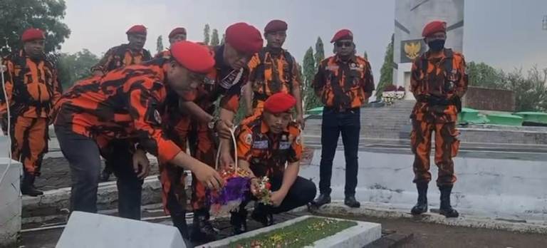 Peringati Hari Pahlawan, Pemuda Pancasila Kota Surabaya Tabur Bunga di Taman Makam Pahlawan