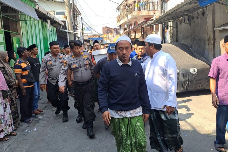 Polsek Pabean Cantikan Kawal Kepulangan Jenazah Santri Korban Bangunan Roboh