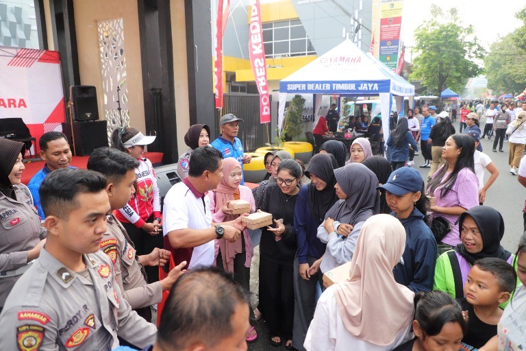 Semarak Hari Bhayangkara Ke-79, Polres Kediri Gelar Olahraga Bersama dan Pelayanan Publik di CFD Pare