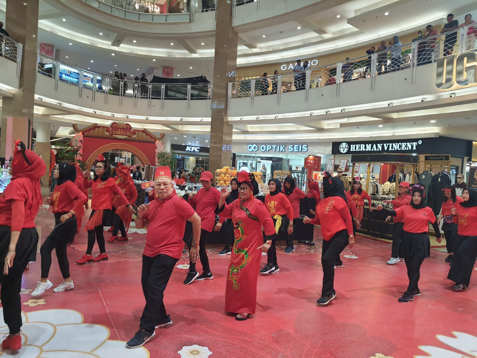 Komunitas Senam Dahlan Iskan Semarakkan Royal Plasa Surabaya dengan Kostum Merah Menyambut Imlek