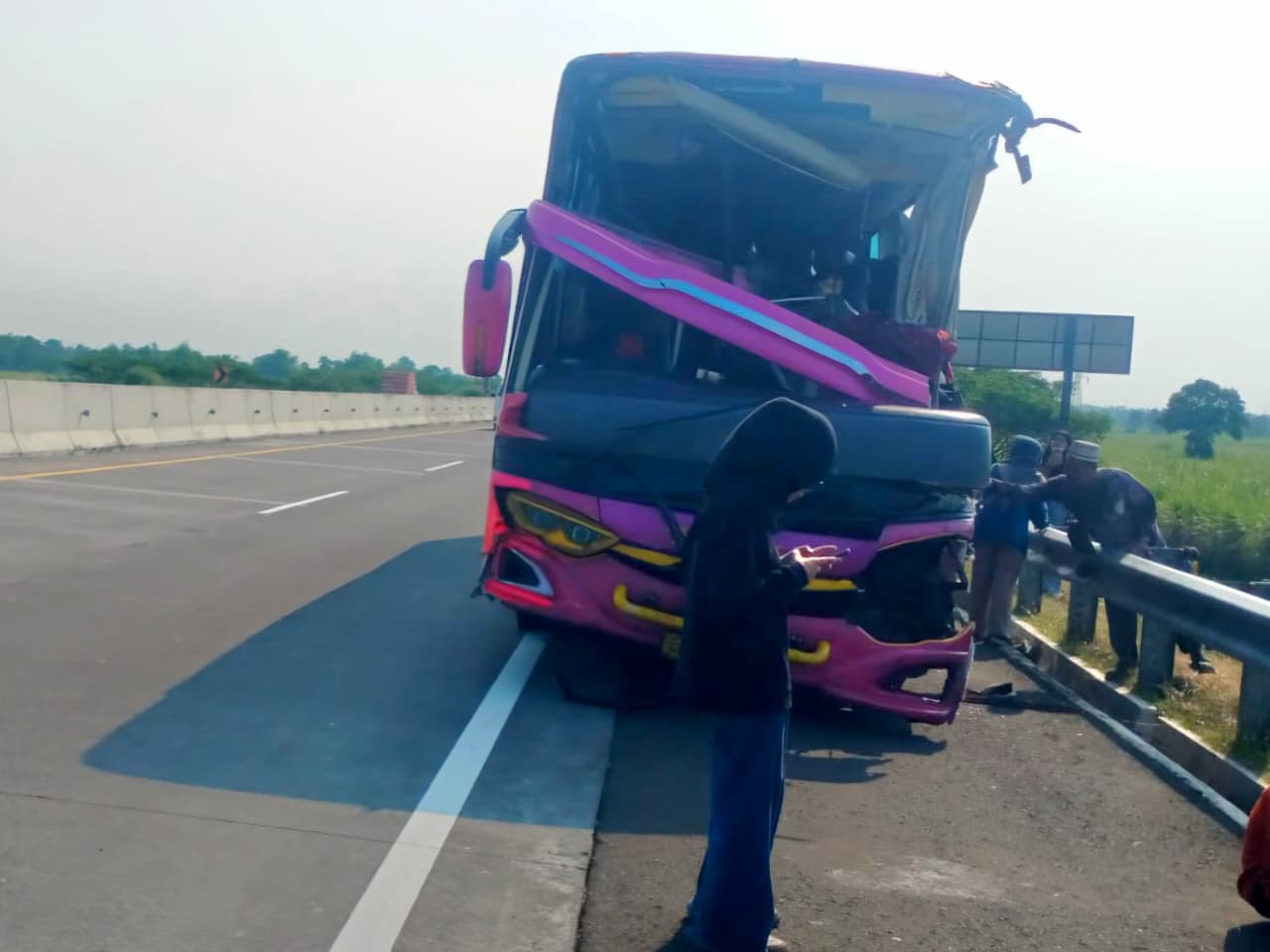 Bus Tabrak Truk di Tol Paspro, Satu Penumpang Tewas