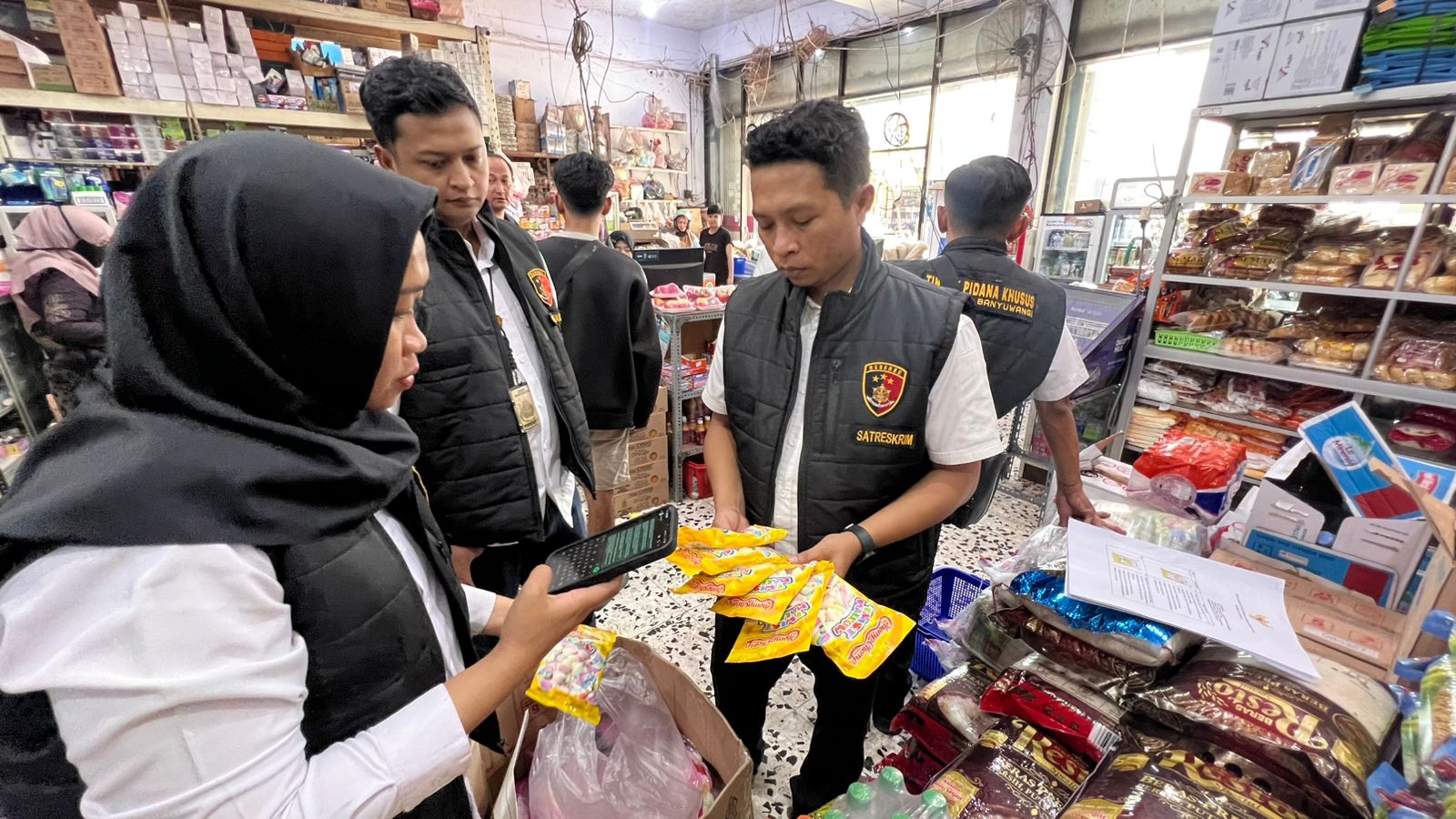 Satgas Pangan Polresta Banyuwangi Sidak Produk Mengandung Babi di Minimarket