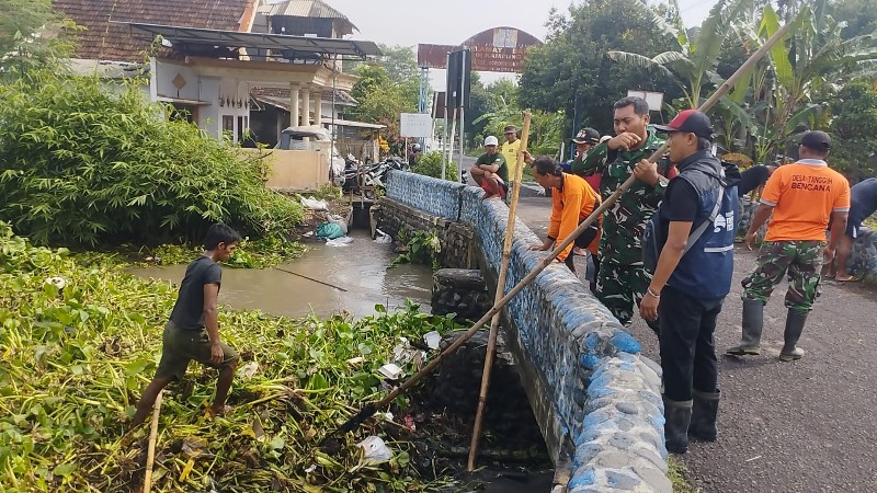 Cegah Banjir Babinsa Sidorejo Bersih-Bersih Kali Basin Lumajang