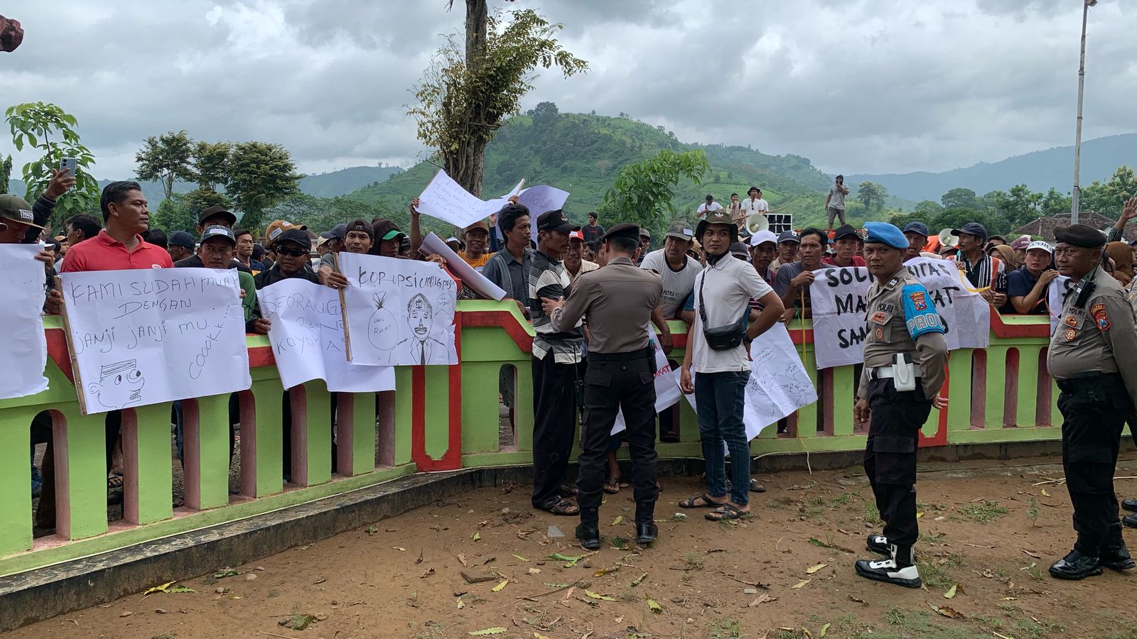 Warga Sanenrejo Jember Geruduk Kantor Desa, Tuding Kades Gelapkan Pajak