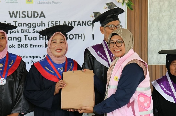 Semangat Kartini, Srikandi PLN Indonesia Power UBP Grati Dukung Wisuda SELANTANG dan SOTH di Desa Ranuklindung