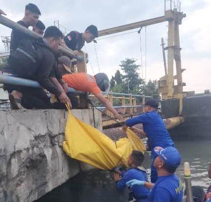 Mayat Pria Ditemukan Mengambang di Dermaga Ujung Surabaya