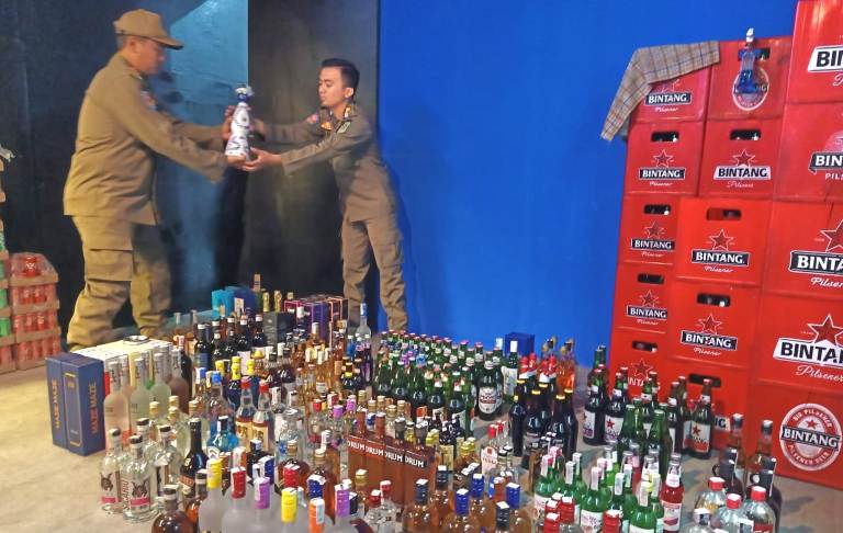 Satpol PP Pasuruan Sita  Ribuan Botol Miras dari Toko Terminal Pandaan
