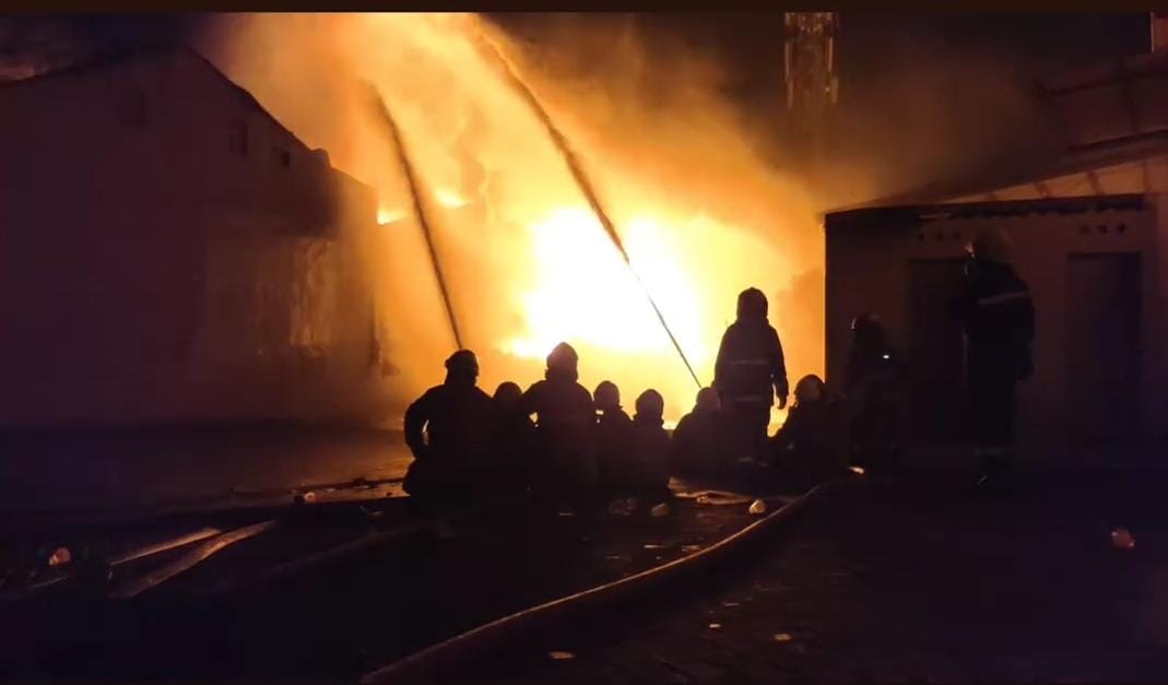 Aksi Heroik Petugas Damkar Surabaya 9 Jam Jinakkan Kobaran Api di Gudang Tiner