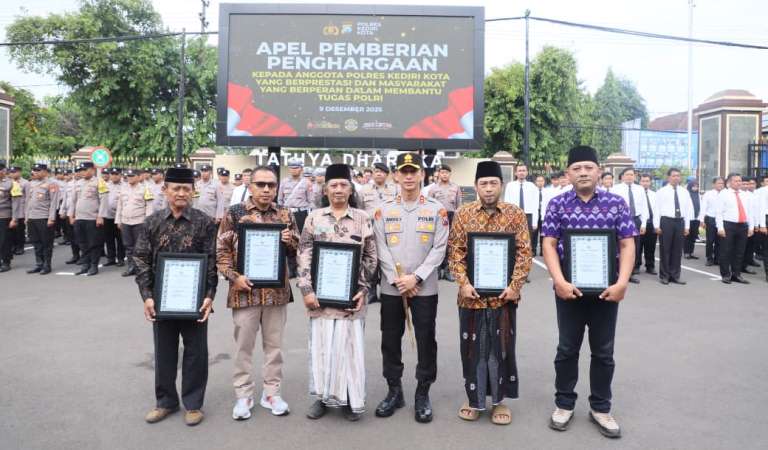 Kapolres Kediri Kota Beri Penghargaan Tokoh Masyarakat yang Berkontribusi dalam Harkamtibmas
