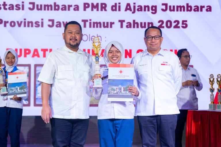 Penghargaan Pendonor Darah Gresik, Bupati Yani Soroti Tantangan Anggaran PMI 2026