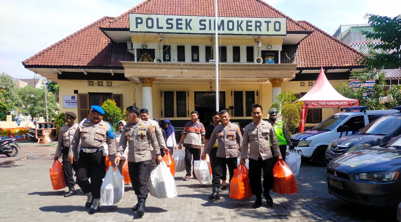 Jumat Berkah, Kapolsek Simokerto Bagikan 200 Nasi Kotak 