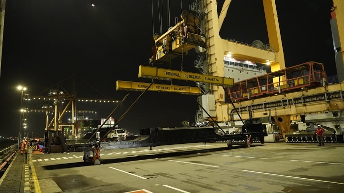 INKA Kirim Tiga Platform Lokomotif ke Australia via Terminal Petikemas Surabaya