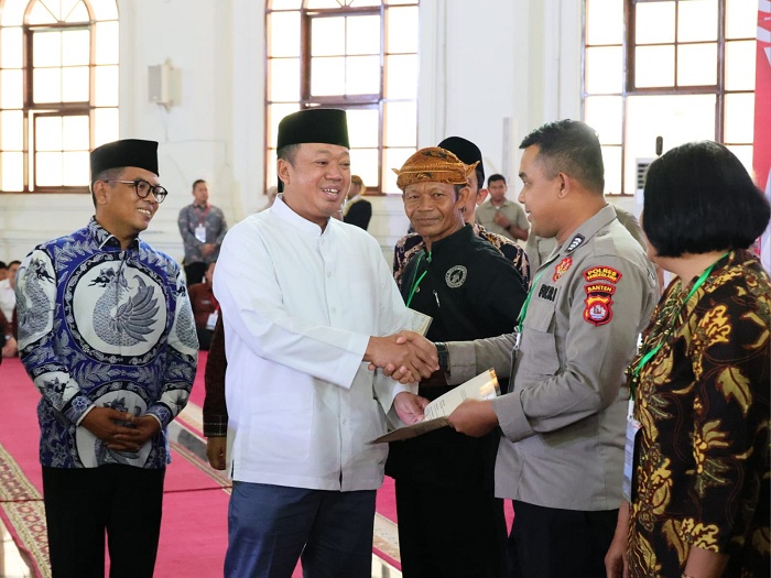 Serahkan 1.334 Sertipikat se-Banten, Nusron Komitmen Tingkatkan Sertipikasi Tanah Wakaf dan Rumah Ibadah