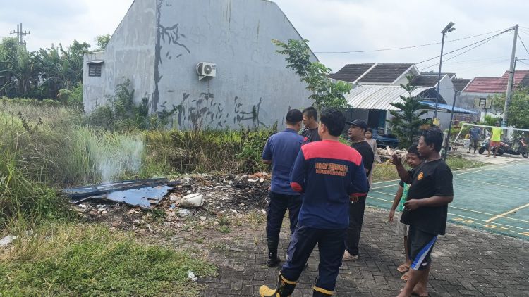 Ganggu Pernapasan, Warga Menganti Gresik Laporkan Pembakaran Sampah ke Damkar