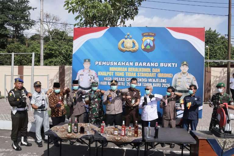 Polres Blitar Musnahkan Ribuan Miras dan Knalpot Brong dalam Rilis Akhir Tahun 2025