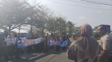  Emak-Emak Tambora Lamongan Protes Krisis Air, Developer Diminta Penuhi Kesepakatan