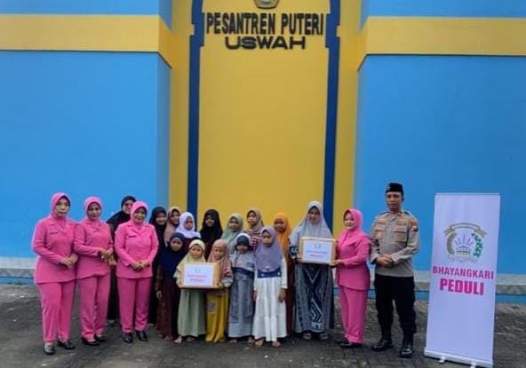 Bhayangkari Benowo Eratkan Silaturahmi, Tebar Kebaikan dengan Bakti Sosial ke Panti Asuhan