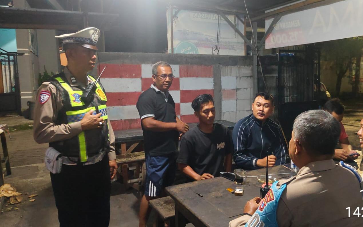 Sinergi Tanpa Batas, Kapolsek Lakarsantri Cangkrukan Bareng Bonek hingga Driver Ojol