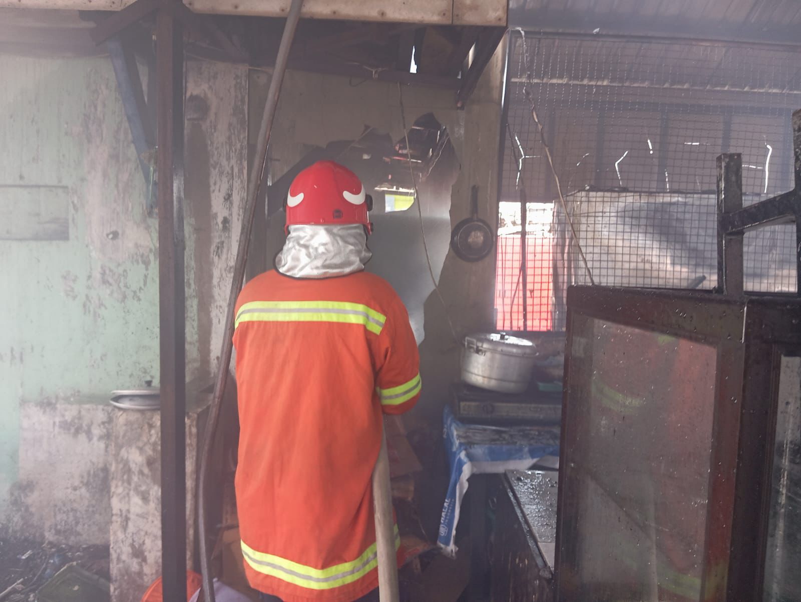 Si Jago Merah Lahap Tiga Warung di Manyarejo Gresik