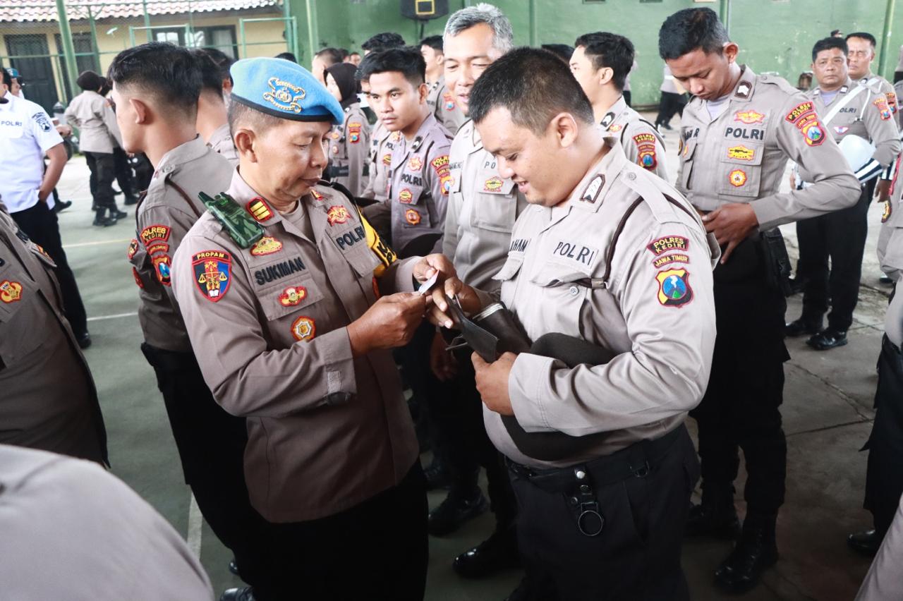 Propam Polres Kediri Periksa Sikap Tampang Anggota