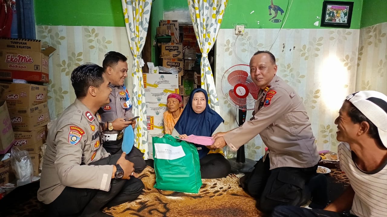 Polisi Takziyah ke Rumah Pelajar Korban Laka Lantas