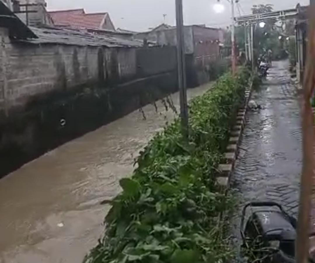 Main Hujan Bersama Kakak, Balita Babatan Wiyung Hilang Terseret Arus Sungai