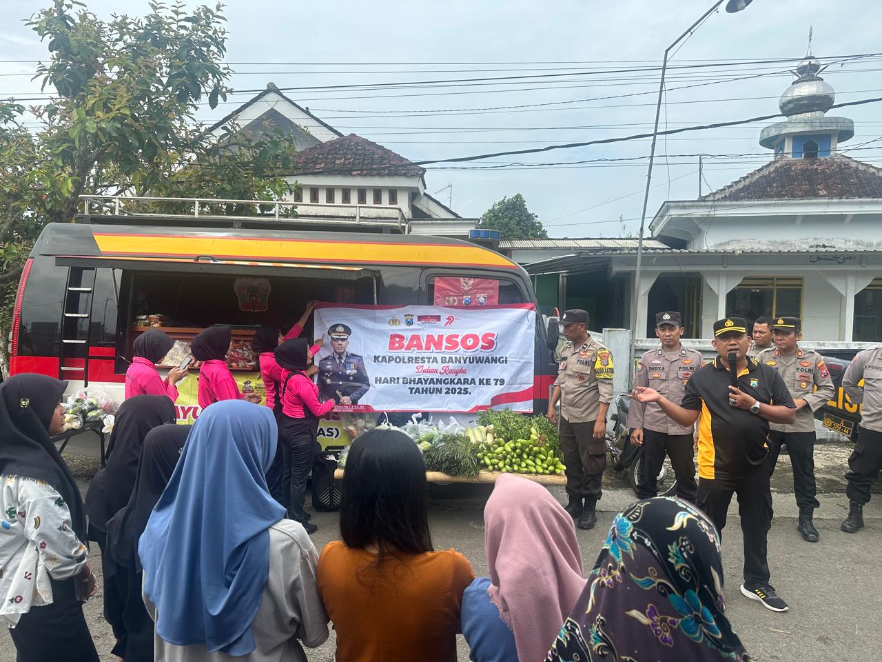 Wayang Golek dan Sayur Gratis Polresta Banyuwangi Semarakkan Hari Bhayangkara Ke-79