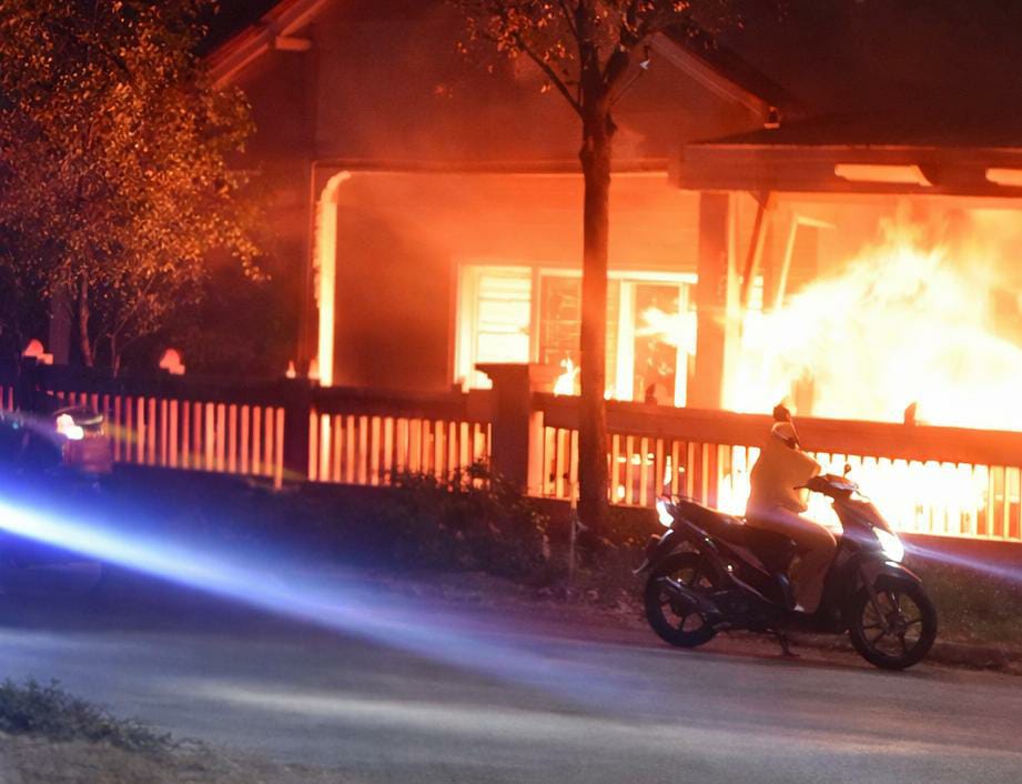 Petaka di Balik Kap Mesin: Niat Perbaiki Mobil, Rumah Warga Jember Ludes Dilalap Api