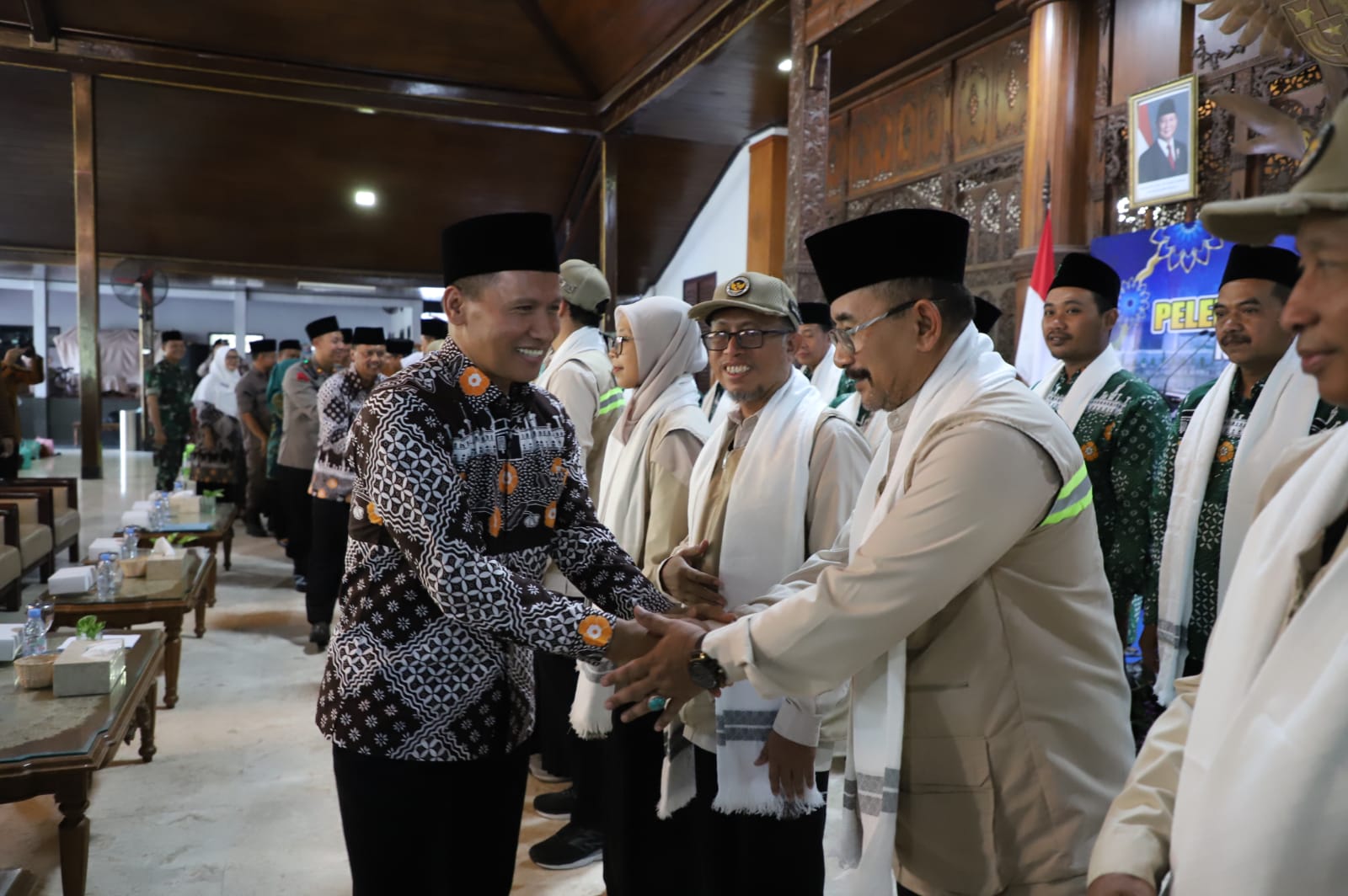 Suasana Haru Iringi Pelepasan CJH Tulungagung, Plt Bupati Minta Jemaah Doakan Daerah Tetap Kondusif