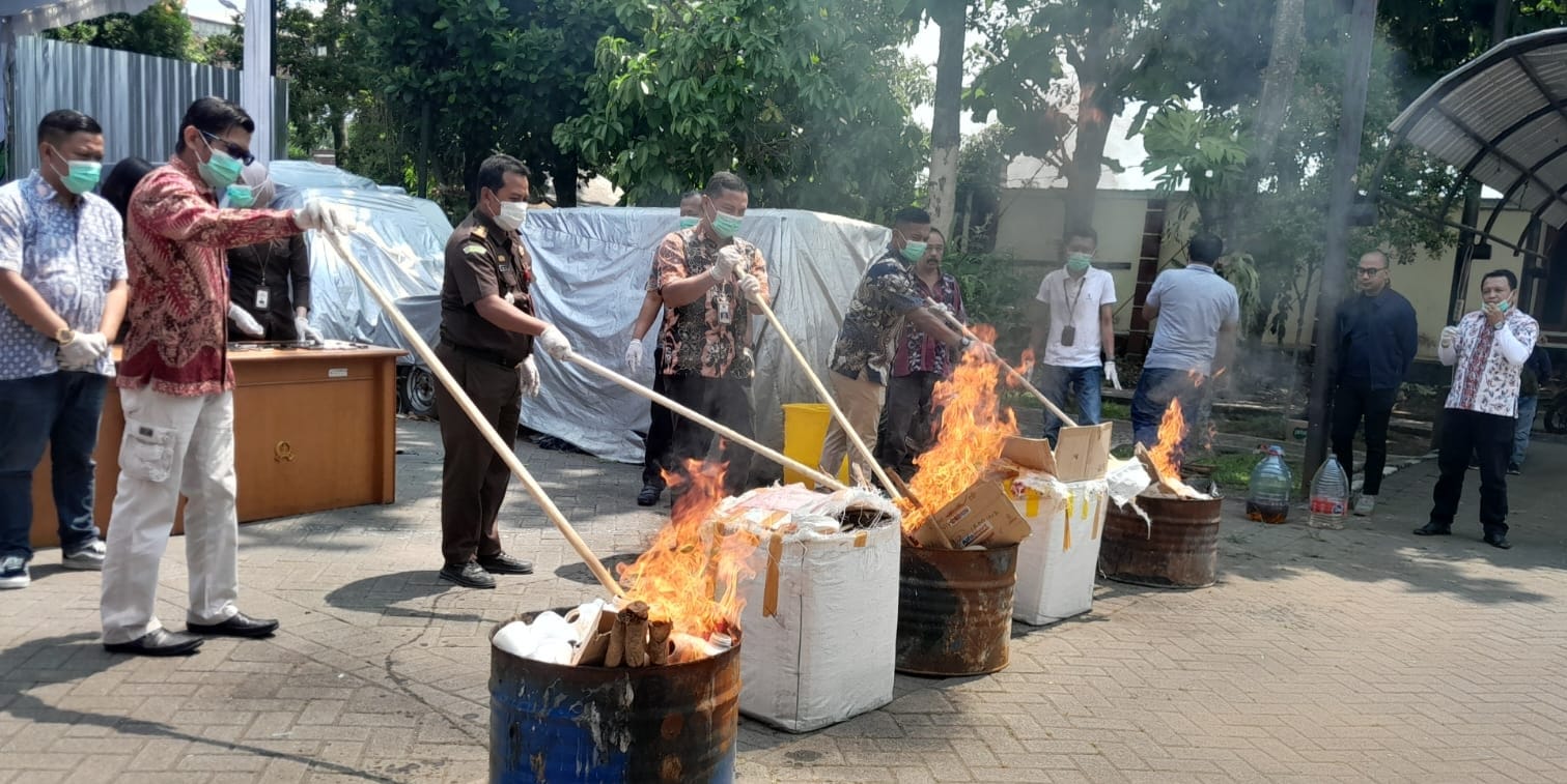 Barang Haram Hasil Sitaan Dibakar di Kejari Kota Malang