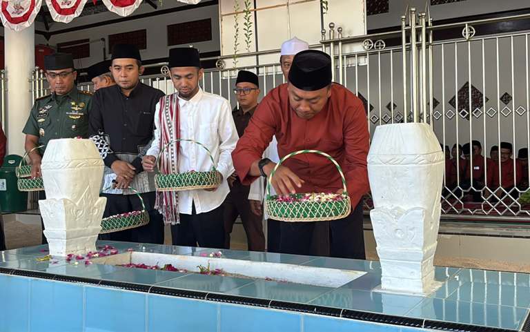 Jelang Harjakasi ke-207, Bupati Rio dan Forkopimda Situbondo Ziarah ke Makam Pahlawan Nasional