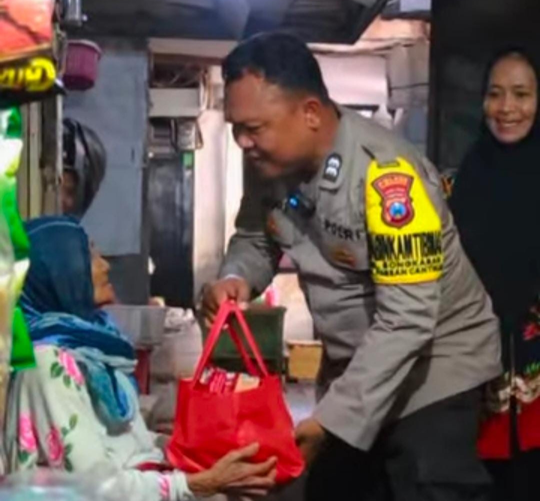 Hadir untuk Warga, Aiptu Moch Yanuri Bhabinkamtibmas Bongkaran beri Bantuan Sosial
