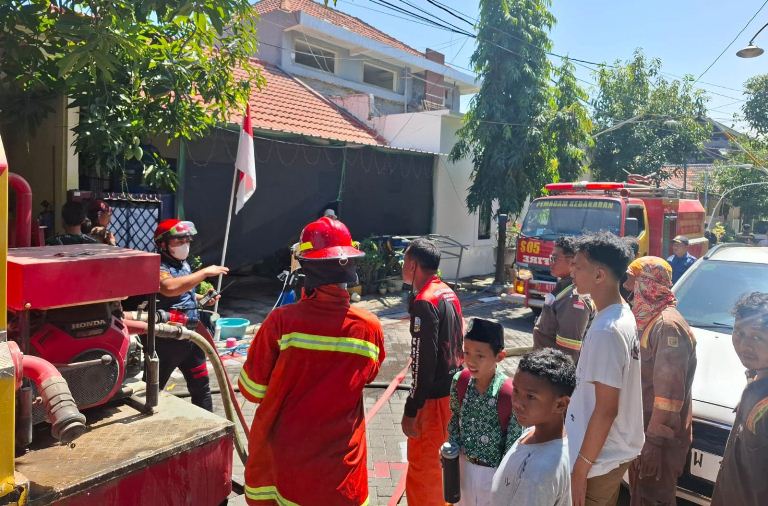 Ditinggal Jumatan, Rumah di Gresik Kota Baru Dilalap Api