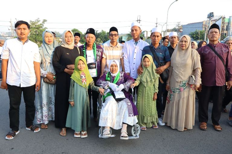 Gejos Diselimuti Haru, 260 CJH Asal Gresik Diberangkatkan ke Tanah Suci