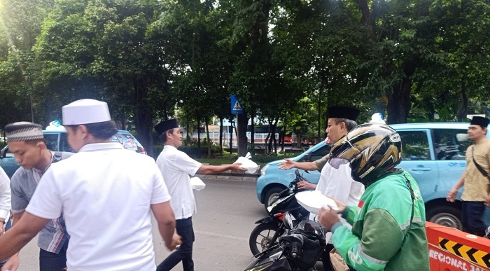 Polres Pelabuhan Tanjung Perak Bagikan 100 Bungkus Takjil Sekaligus Berikan Imbauan Kamtibmas