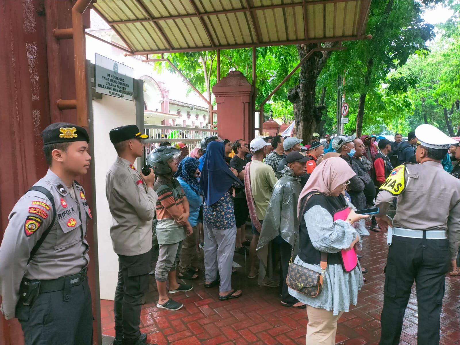 Kapolsek Sawahan Pimpin Pengamanan Buruh FSPMI KSPI Gelar Aksi Damai di PN Surabaya