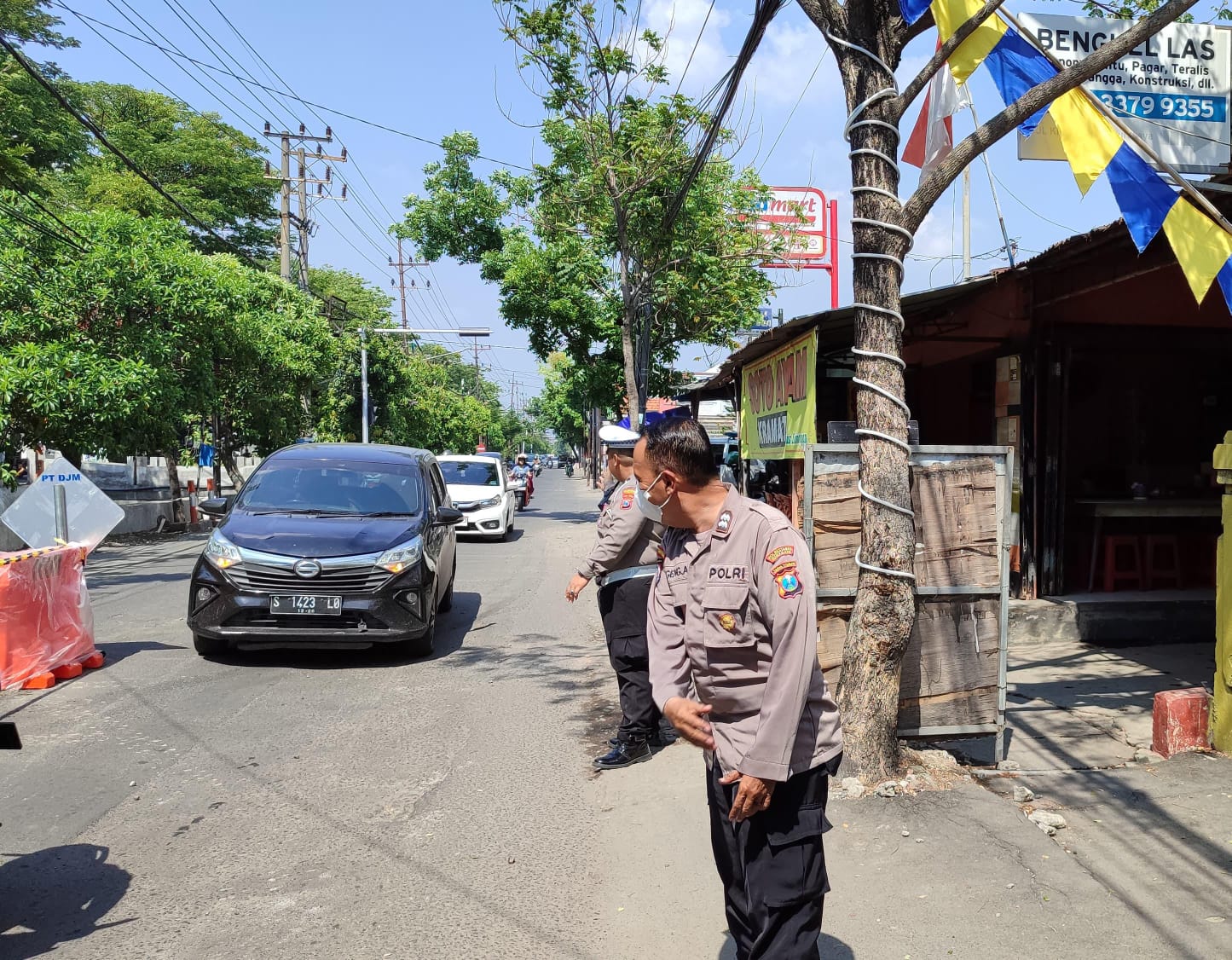 Polsek Wiyung Amankan Jalur Proyek Pengaspalan Jalan Raya Menganti, Lalin Lancar