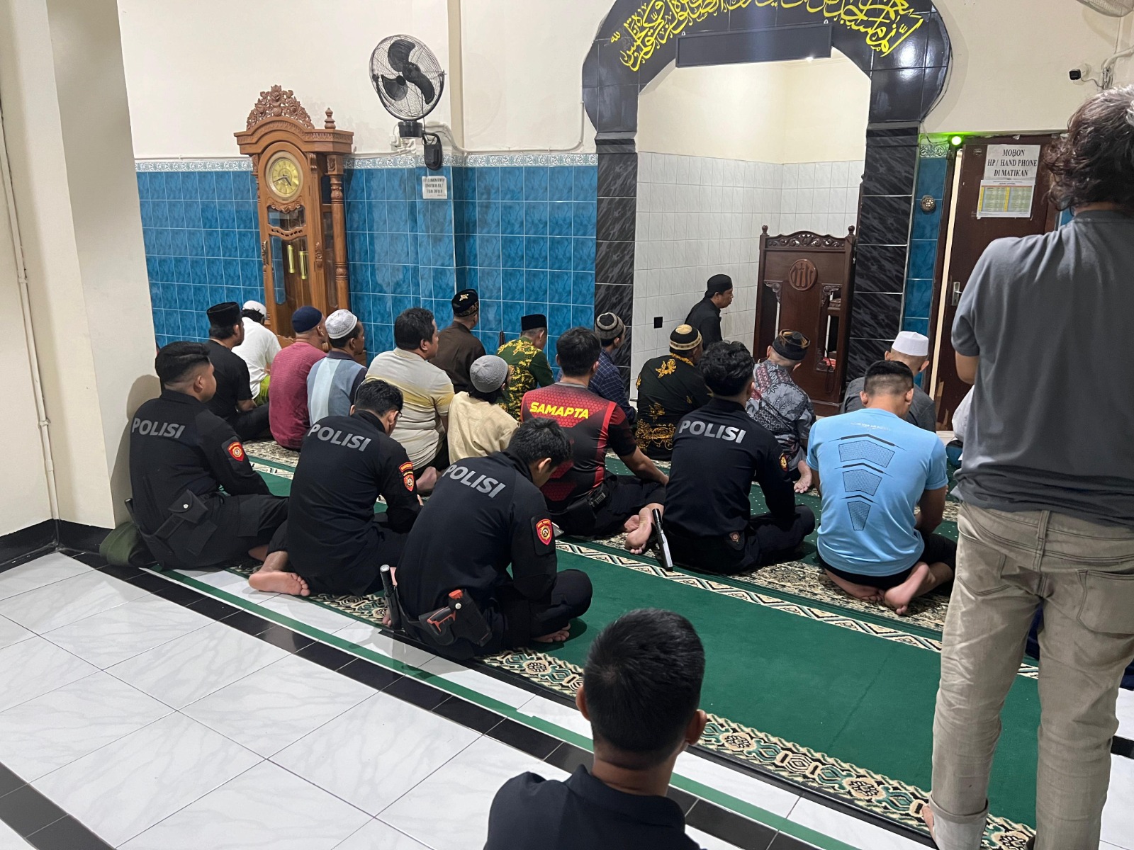 Sat Samapta Polrestabes Surabaya Gelar Salat Subuh Berjamaah untuk Cooling System Jelang Pilkada