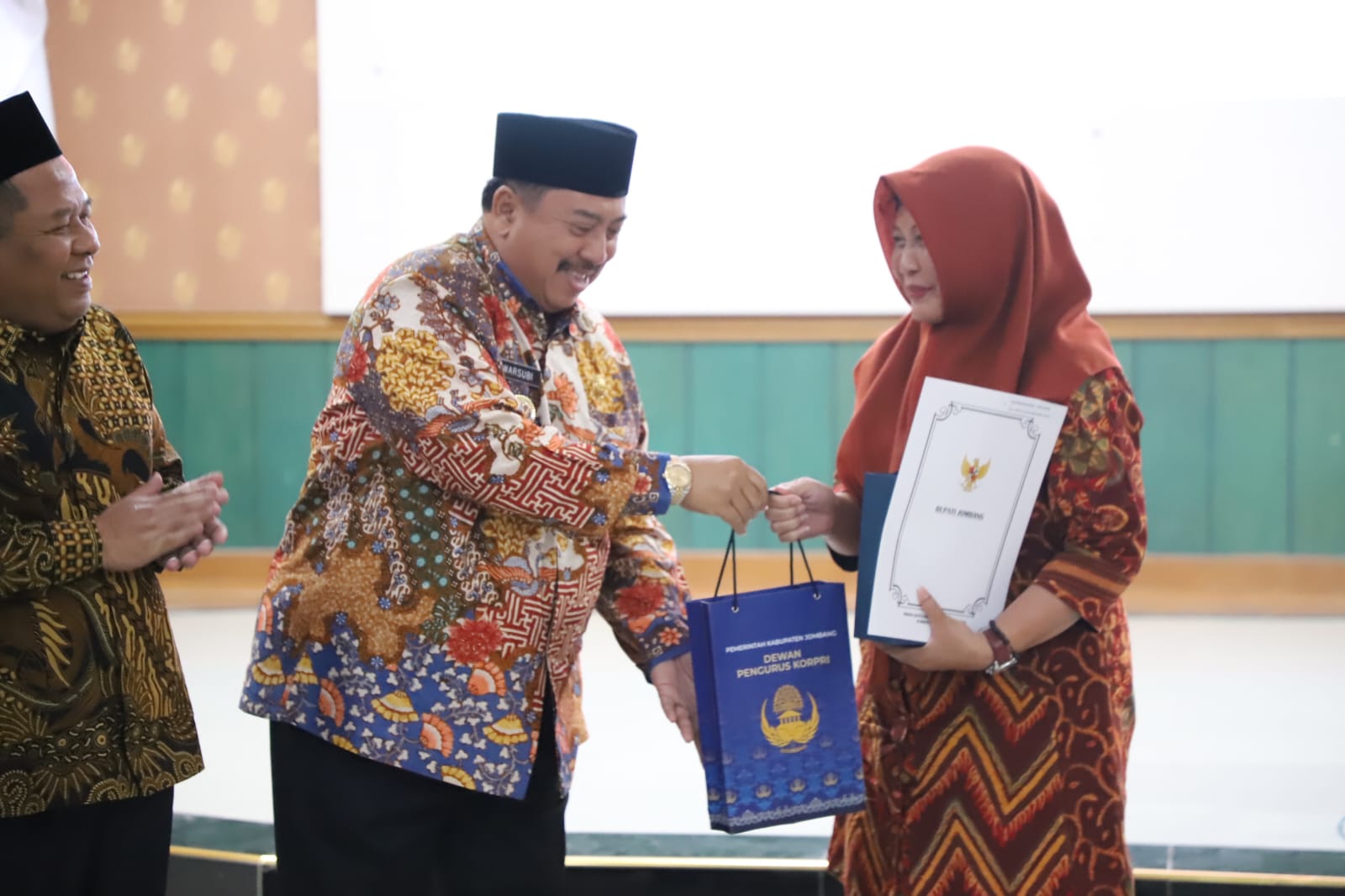 111 ASN Masuki Purnatugas, Bupati Jombang Serahkan SK Pensiun, Apresiasi Pengabdian