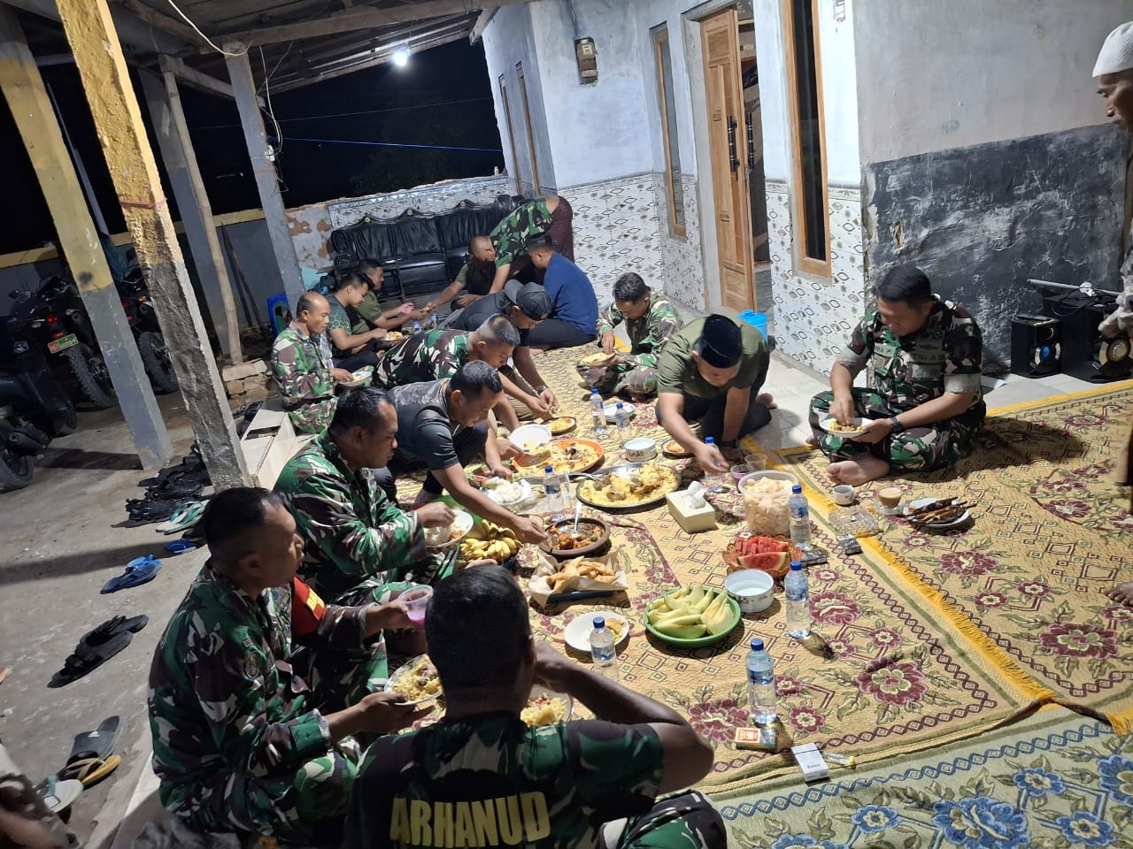 Buka Puasa di Lokasi TMMD, Dansatgas Sumenep Duduk Bersama Warga