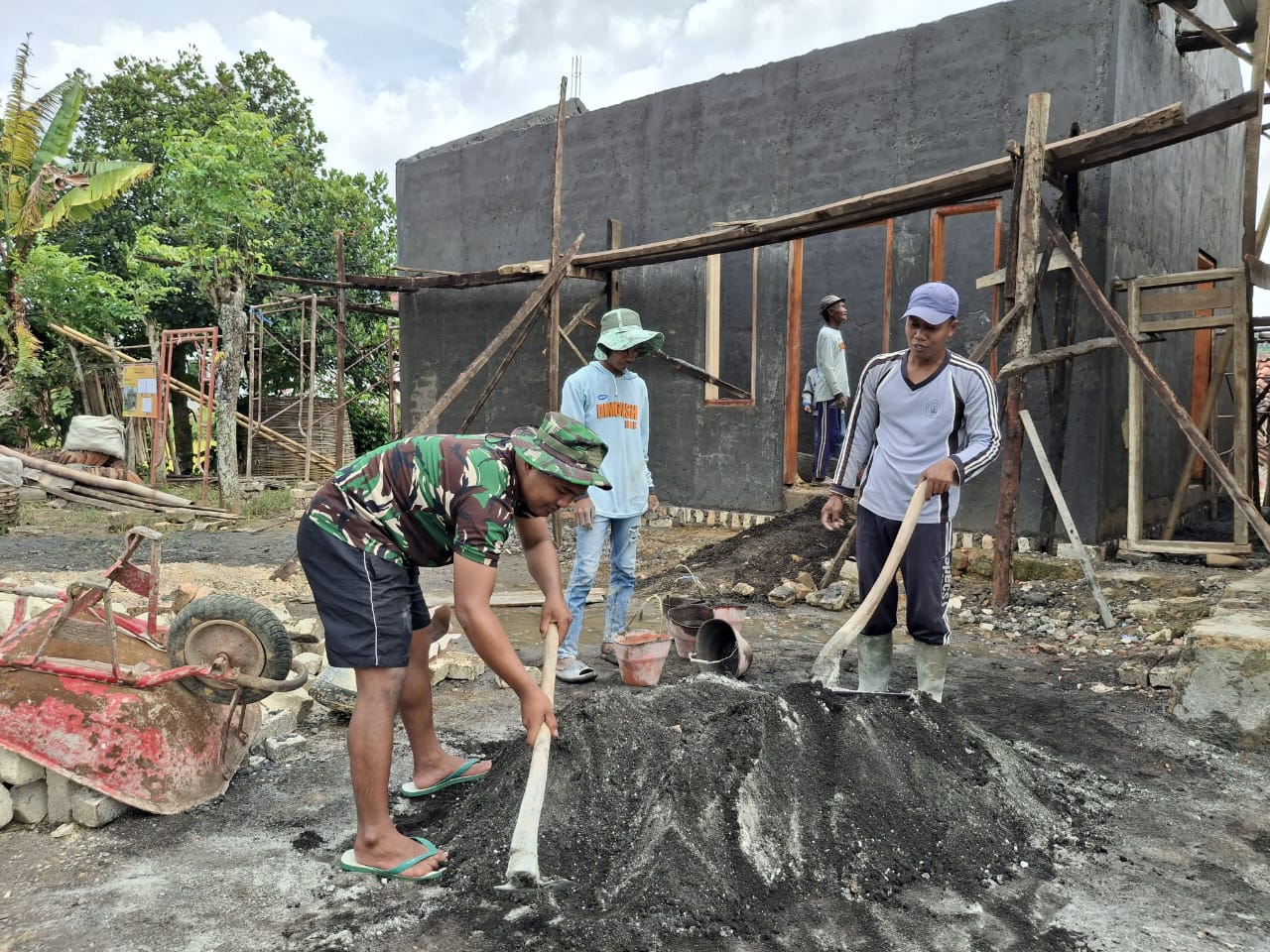 Ayak Pasir Halus, Satgas TMMD Perkuat Dinding Rumah Warga